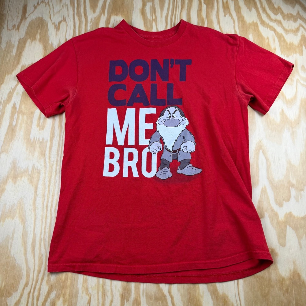 Y2K Disney Grumpy Dwarf Dont Call Me Bro Red Graphic T-Shirt Mens Medium